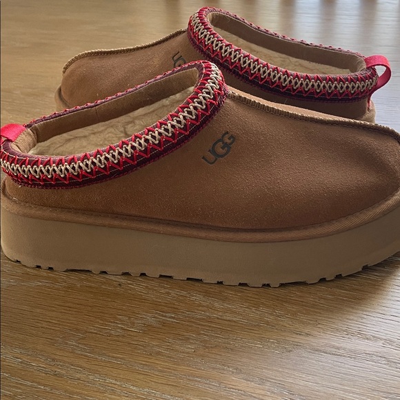 UGG Tan Platform Slippers with Red Accents - Picture 4 of 5